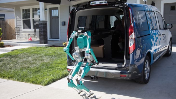 【動画】米フォードが描く「自動運転車と二足歩行ロボットで無人配送」の夢