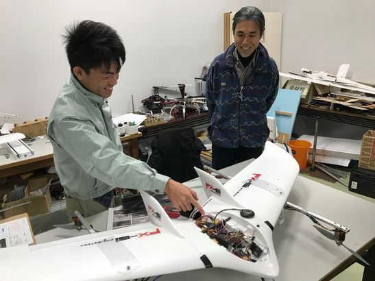 【動画】金沢工業大などが固定翼小型VTOLの試作機を開発、薬の輸送などへの応用視野