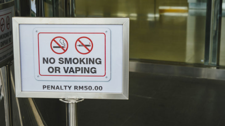 主要事業所の「全面禁煙」実施割合、運輸・倉庫は9業種中2番目の低さ