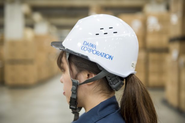 女性用の小型軽量ヘルメットを倉庫現場に導入、負荷軽減 │ LOGI-BIZ 