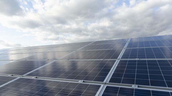 経産省、工場や物流施設の屋根へ太陽光発電設備導入を促進