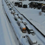 【大雪】国交省、雪で立ち往生のトラック事業者らへ監査・指導強化