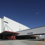 コカ・コーラBJ、埼玉・吉見町の工場内に国内最大級の保管・出荷能力持つ自動物流センター開設