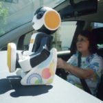 シャープなど、モバイル型ロボット「RoBoHoN」同乗による運転行動改善効果を検証