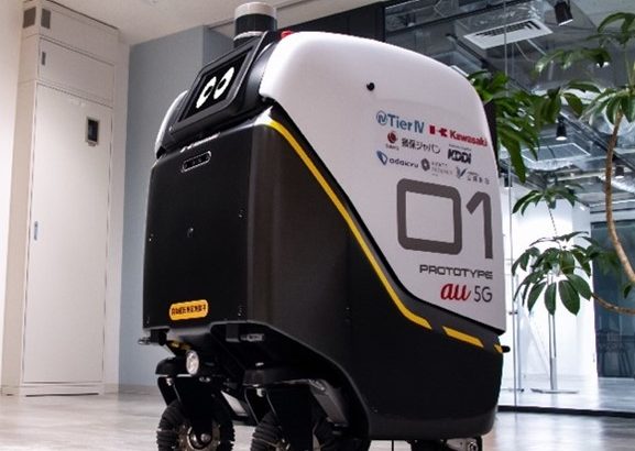 川崎重工やKDDIなど、国内初の5G使いロボットが公道走行して配送する実証実験を東京・西新宿で実施