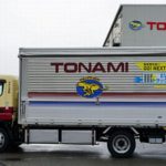 トナミ運輸、全国初のサイドオープン車仕様EVトラック導入