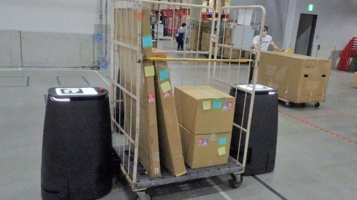 【現地取材、動画】ロボット2台で挟んで荷物搬送、多様な形状に対応可能