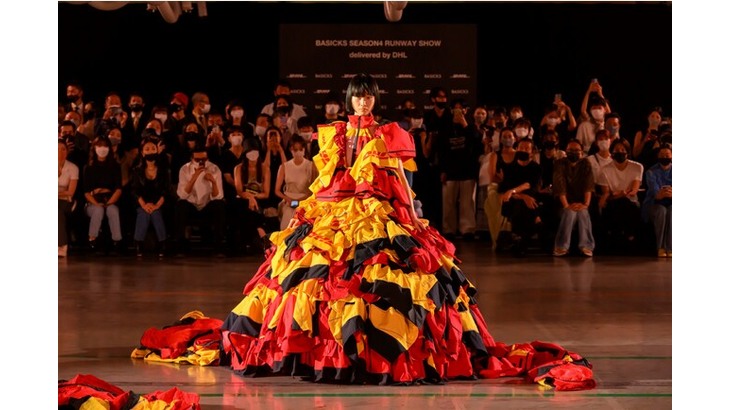 日本初「物流施設でファッションショー」をDHLジャパンの東京DCで開催、ブランド「ベイシックス」お目見え