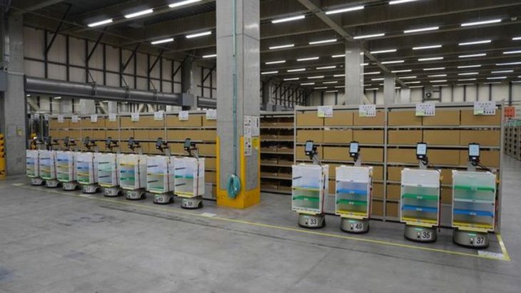 【現地取材・動画】アパレルEC倉庫で稼働のAMR、生産性2倍に改善