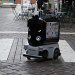 【現地取材・動画】東京・丸の内の公道で日本初、ロボットがエリア巡回し飲料やカプセルトイ販売