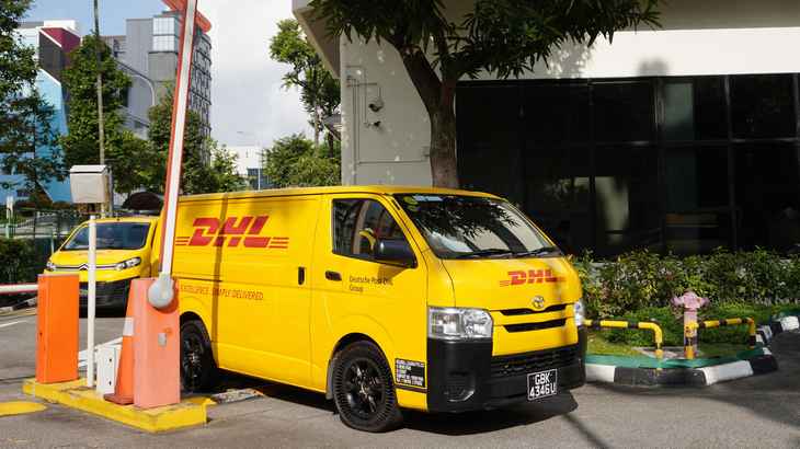 DHL Express、シンガポールで配送車両にミシュランの“パンクに強い”エアレスタイヤ導入