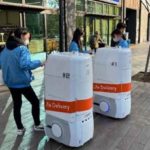 KDDIと野村不動産HD、横浜の大規模マンションでロボット配送の実証実験