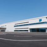 YKK AP埼玉工場で新建屋が操業開始、製造コスト25％削減や納品リードタイム最大11日短縮目指す