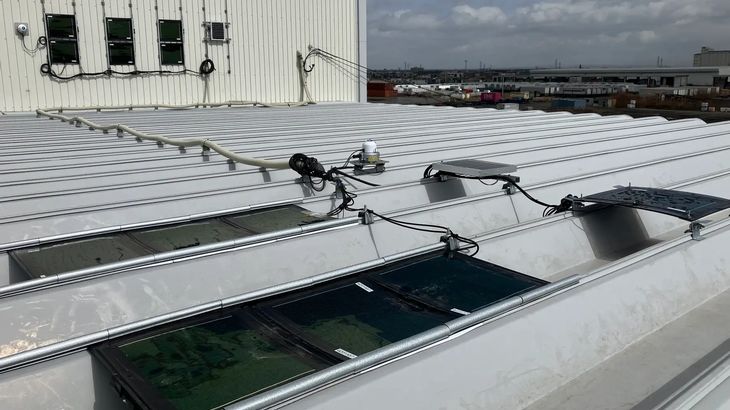 北海道初、「折り曲げられる太陽電池」を倉庫屋根・壁面に設置した実証実験開始