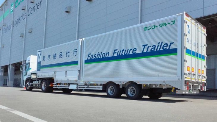 東京納品代行、「2024年問題」対応でハンガー輸送可能な独自の新型トレーラー導入