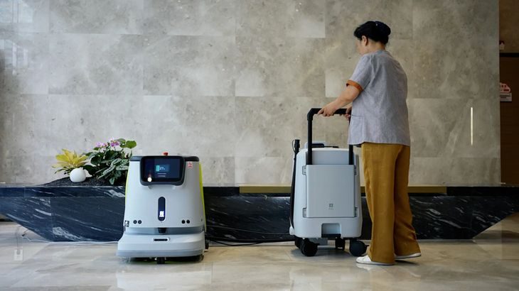 中国系PUDU、1台4役の清掃ロボット「CC1」専用の移動式水タンクを発売