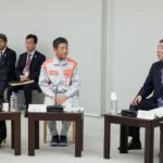 石破首相、トラックドライバーや運送会社社長と車座で会談