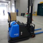 【動画】自動フォークが荷物積みパレットを置くとエレベーターが目的フロアに移動