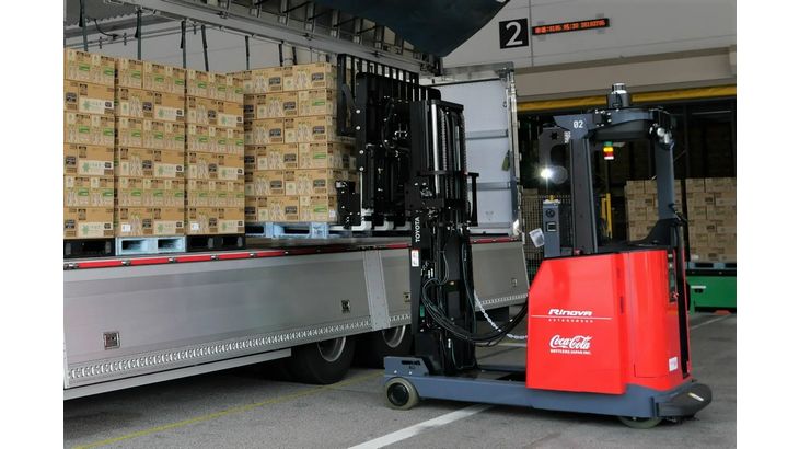 コカ・コーラと豊田自動織機がトラック荷役対応の自動運転フォーク本格稼働開始、「4本タイプ」は国内初