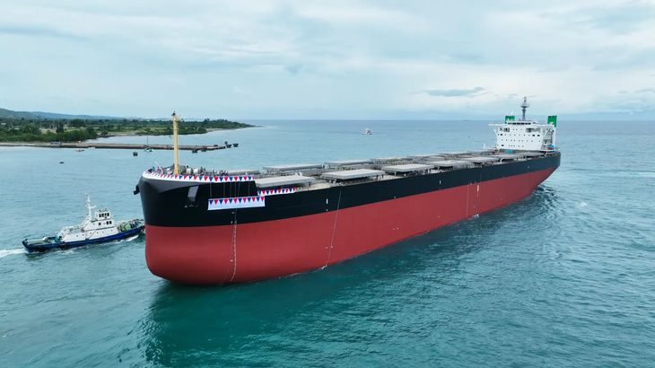常石造船のフィリピン拠点で世界初のメタノール二元燃料「KAMSARMAX」進水