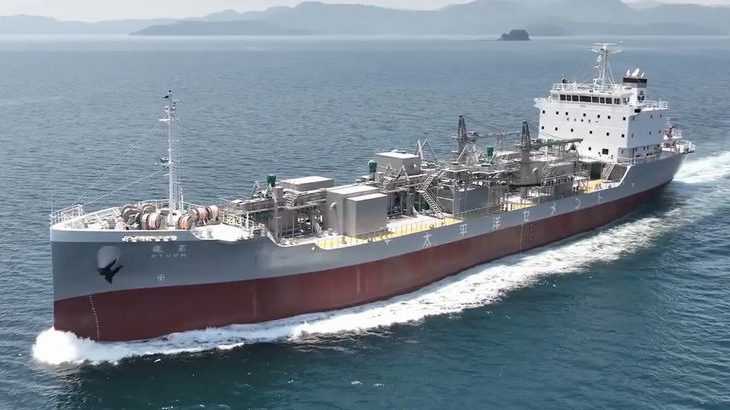 富士海運、省エネ技術や航行支援システム搭載した新造船のセメント運搬船竣工