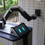【現地取材・動画】大規模マンション内で宅配荷物をロボットがお届け、玄関のチャイムやエレベーターボタンも自ら操作