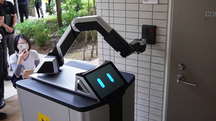 【現地取材・動画】大規模マンション内で宅配荷物をロボットがお届け、玄関のチャイムやエレベーターボタンも自ら操作