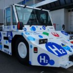 国内初、JALグループとタジマモーターが水素燃料の航空機けん引車試験運用開始