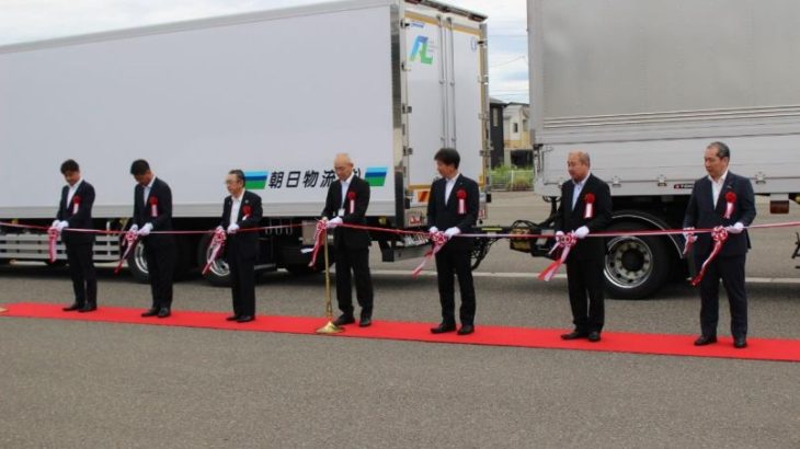 ブルボンと岩塚製菓、25mダブル連結トラックで新潟～関東間の共同配送開始