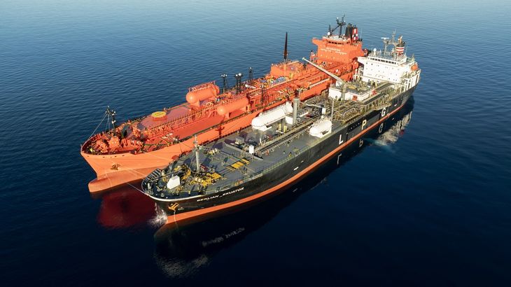日本郵船、液化アンモニア2.3万tの船間移送に成功