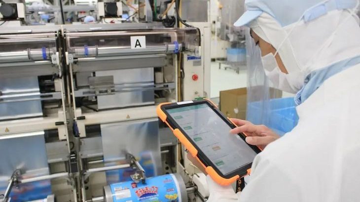 湖池屋京都工場がカミナシの現場業務効率化サービス導入、「現場の紙帳票1日500枚」から脱却目指す