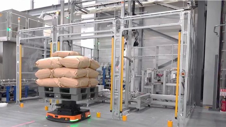 サントリー大阪工場、構内原料搬送にPhoxterのAMRシステム導入
