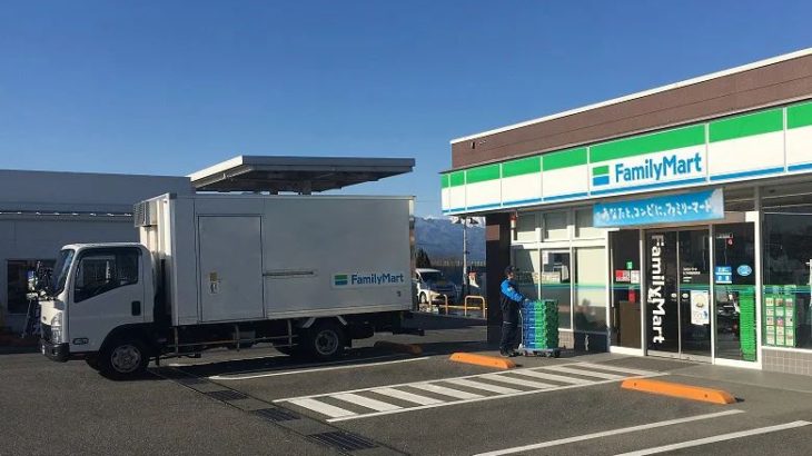 ファミマが配送効率化へ、おむすび・弁当などの配送を1日3便→2便に変更