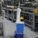 豊田自動織機、自立して動く2輪型搬送用人協調ロボットを開発