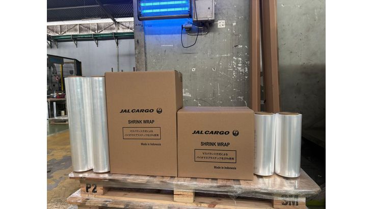JALが国内航空会社初、資源をより有効活用可能な製法採用したバイオマス素材の貨物固縛用ストレッチフィルム導入