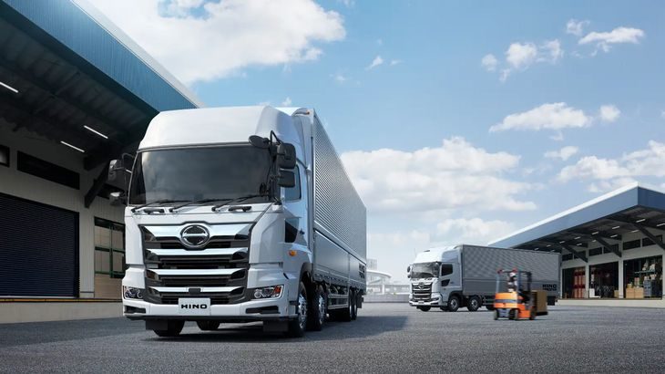 Hacobuと日野グループ、トラックの荷待ち・荷役作業時間削減へ共同プロジェクト開始