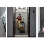 エレベーターとロボットが連携、マンションの部屋まで荷物配送する実証実験開始