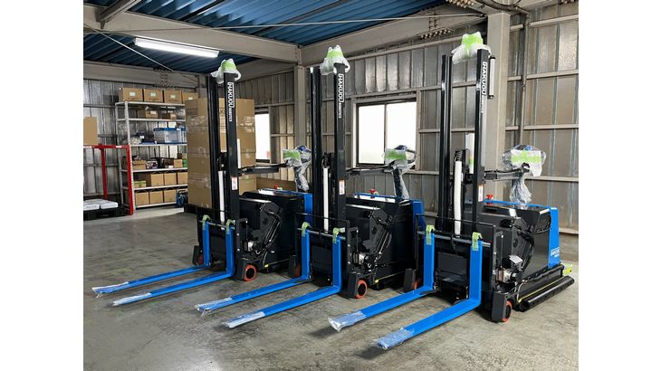 ハクオウロボ開発の自動フォーク量産モデル、三菱ロジスネクストと協業し国内製造業の工場に初納品