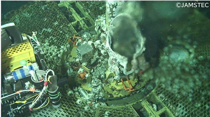 世界初の「海底熱水」利用したLED点灯実験に成功、新たな再エネの期待