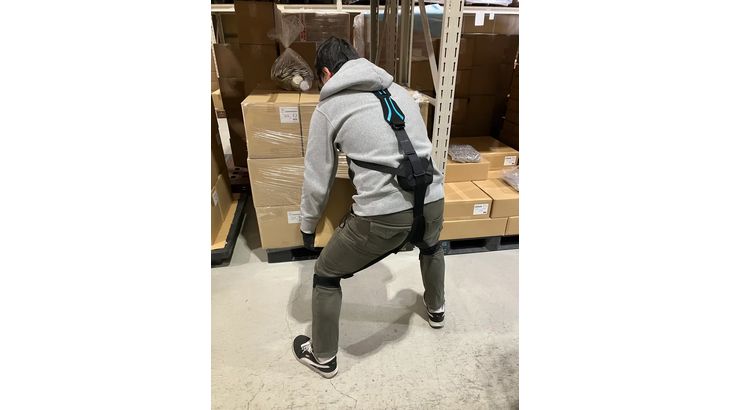 手芸用品ECのベック、物流現場の負荷軽減へイノフィスのマッスルスーツ導入