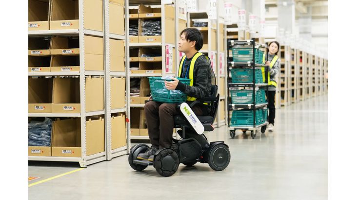 日通とWHILL、東大が「誰にもやさしい倉庫」プロジェクトの一環で倉庫内の電動モビリティ活用実証