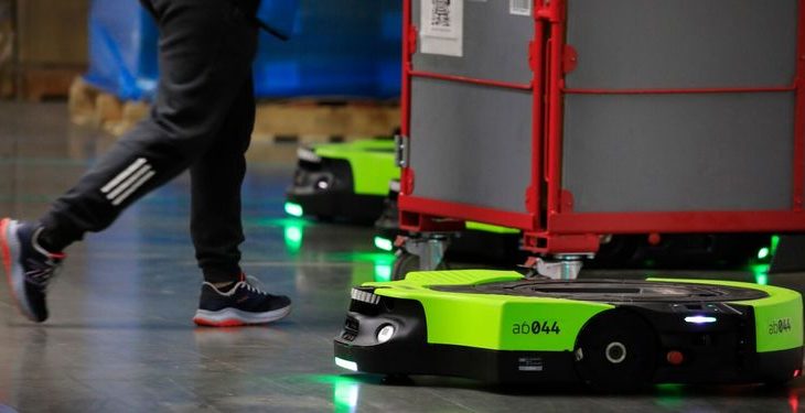 アマゾンが欧州の物流拠点に1.9億円投資へ、自走式ロボット導入