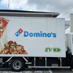 ドミノ・ピザが「クイックサービスレストラン」業界初、店舗配送にEVトラック導入