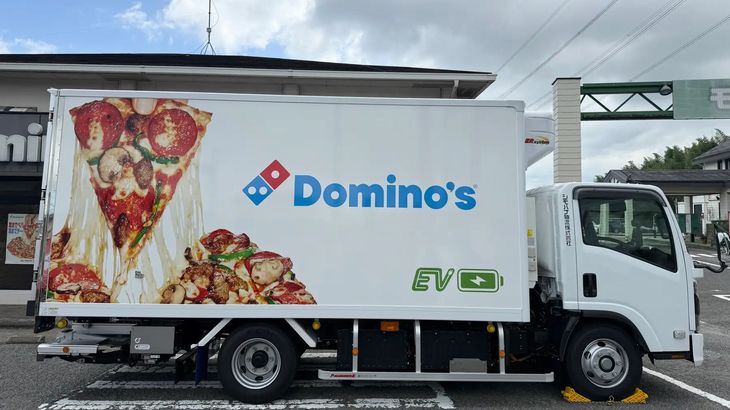 ドミノ・ピザが「クイックサービスレストラン」業界初、店舗配送にEVトラック導入