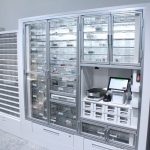 【現地取材】イトーキが東京本社にショールームエリア、薬剤自動ピッキングシステムの実物公開