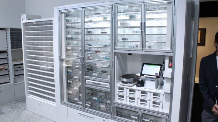 【現地取材】イトーキが東京本社にショールームエリア、薬剤自動ピッキングシステムの実物公開