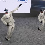 【現地取材・動画】人間型ロボット向けの専用ウェアを開発、俊敏な動きも公開